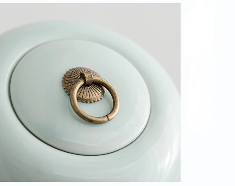 Vitrina con urna decorativa