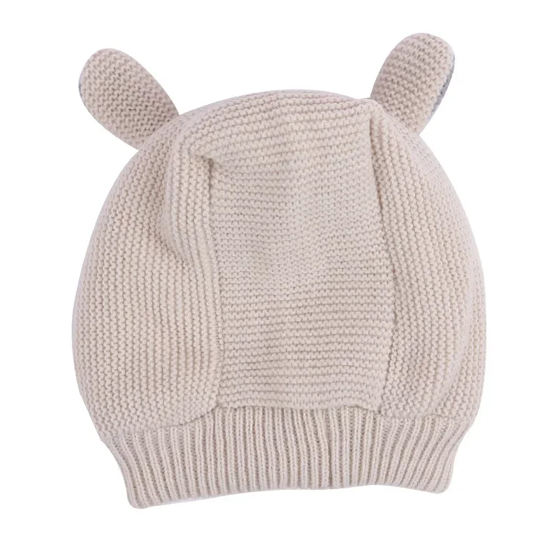 Paseo con perro usando gorro