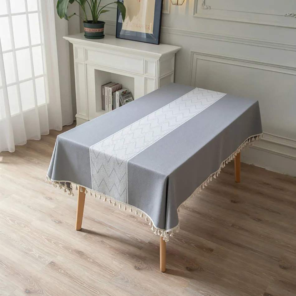 Mantel desplegado en mesa de comedor