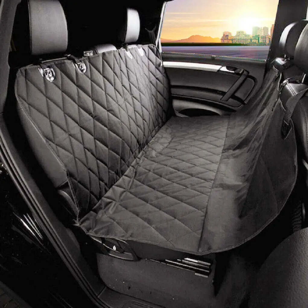 Funda impermeable negra en el asiento trasero