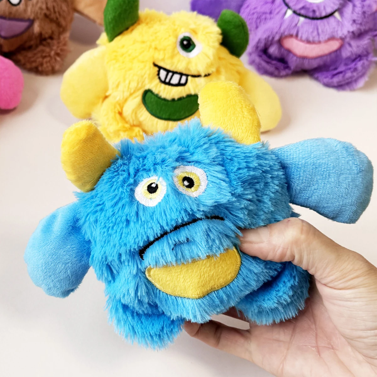 Perro juguetón con el peluche