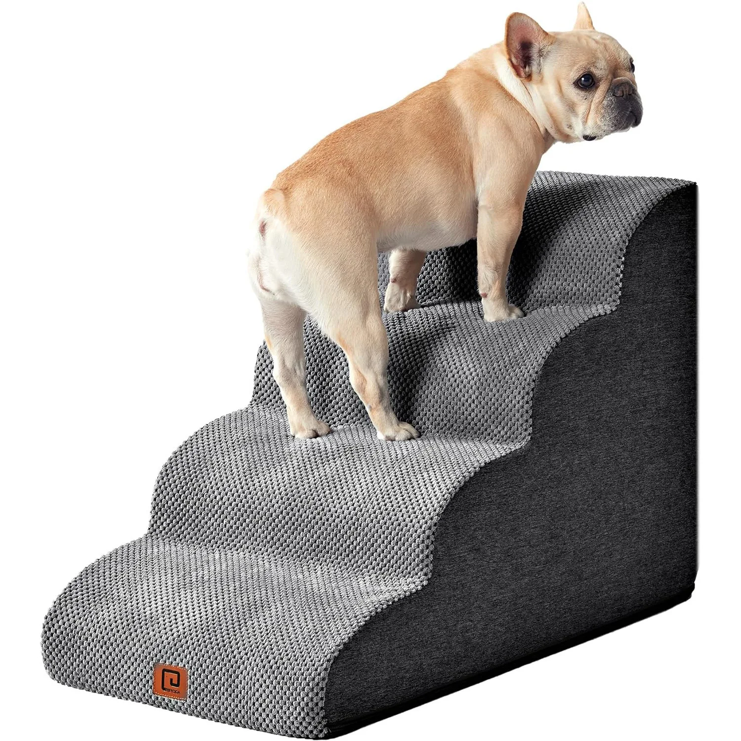 Escalones curvos antideslizantes para mascotas junto a un sofá