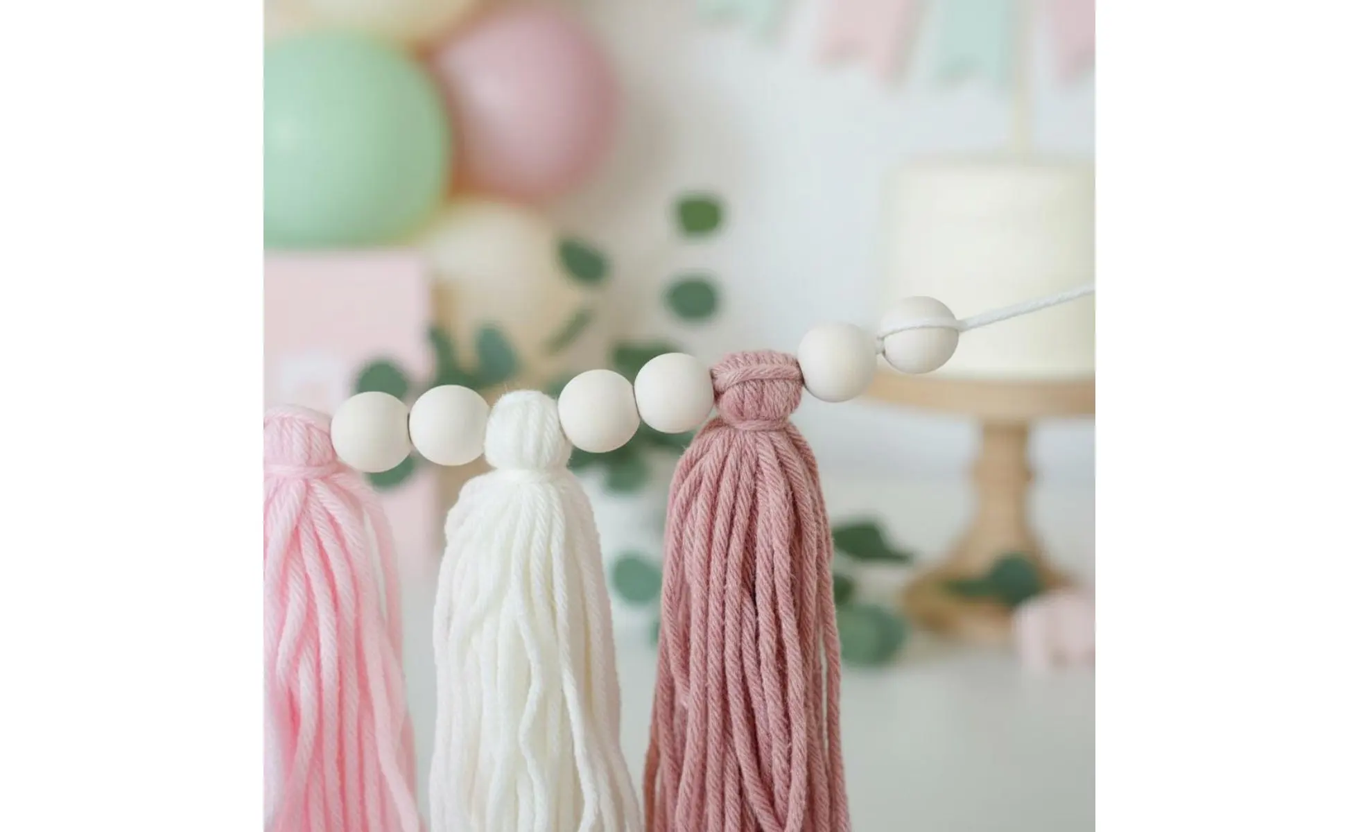 Guirnalda boho con borlas para sesión de fotos
