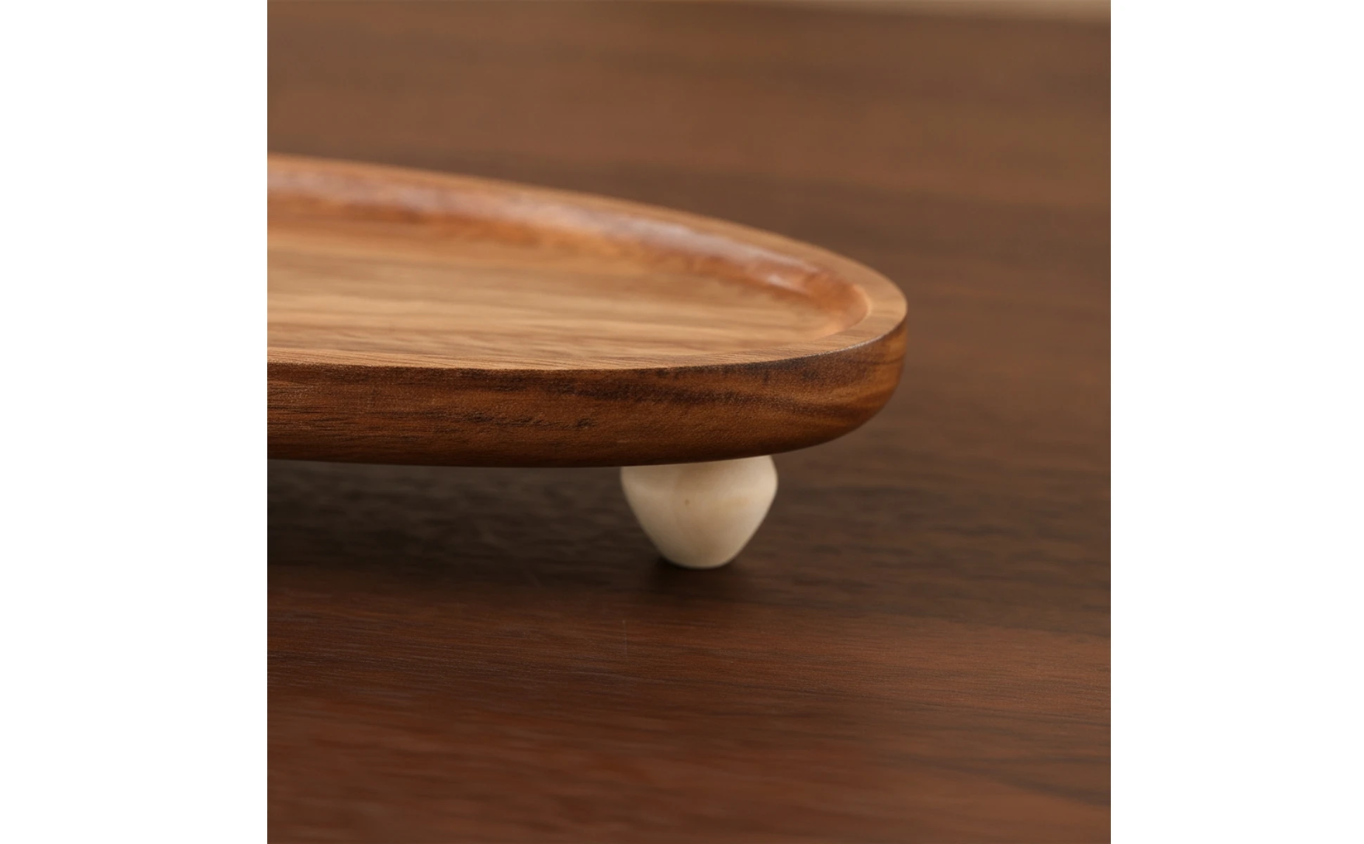 Bandeja elevada en contexto de mesa decorada