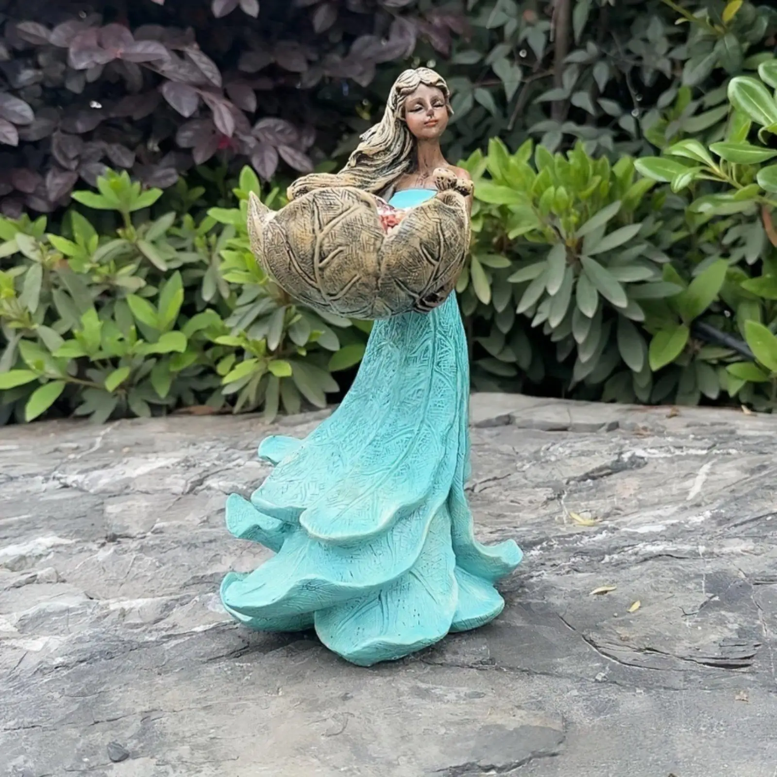 Estatua de mujer con comedero para jardín