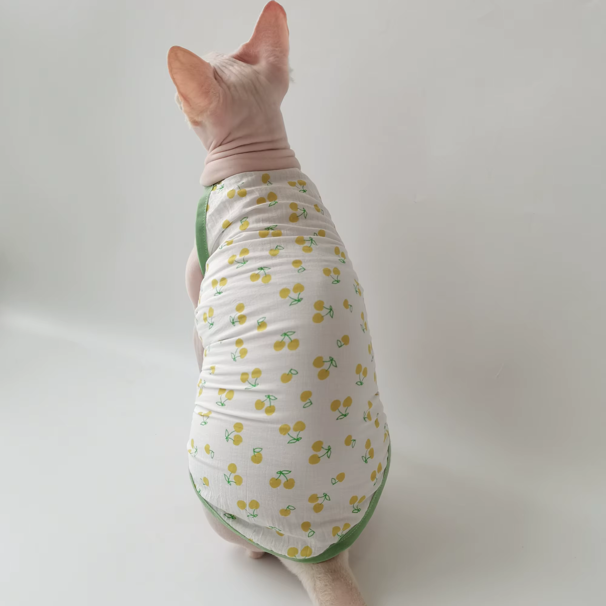 Camiseta de algodón para gatos Sphynx sin pelo con estampado de cerezas - imagen 3