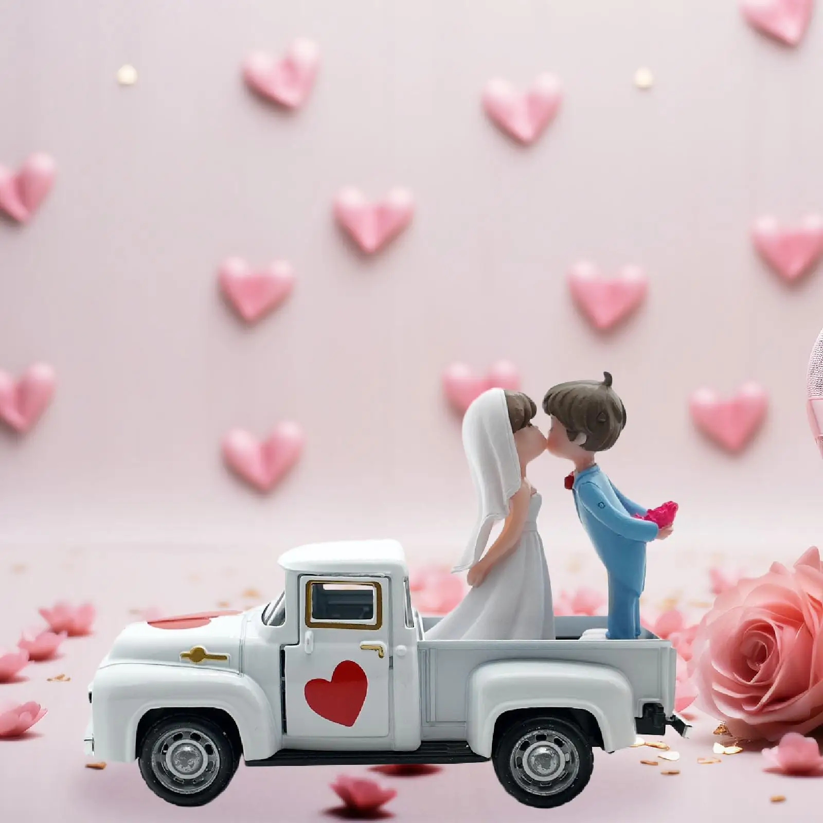 Camioneta rústica de San Valentín con figuras de pareja