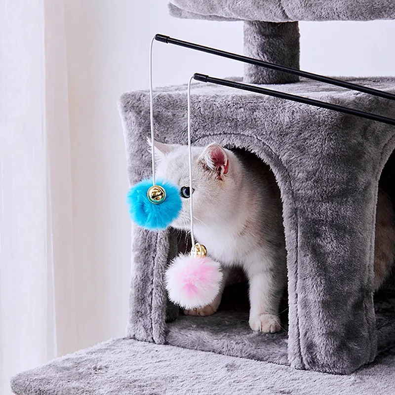 Conjunto completo de juguetes para gatos en uso