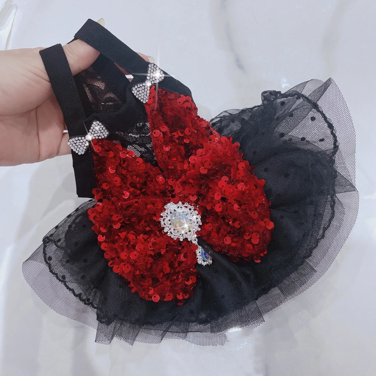 Conjunto luciendo el vestido