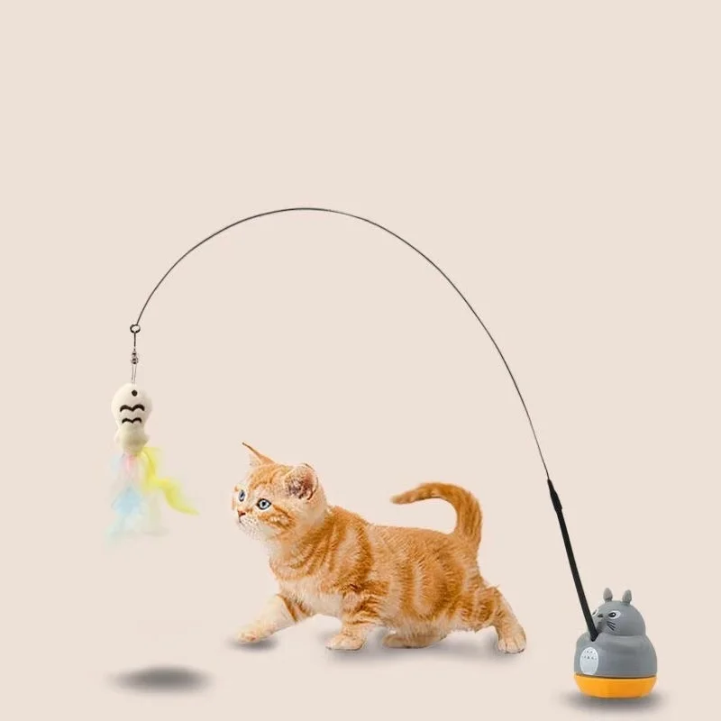 Gato jugando con las plumas