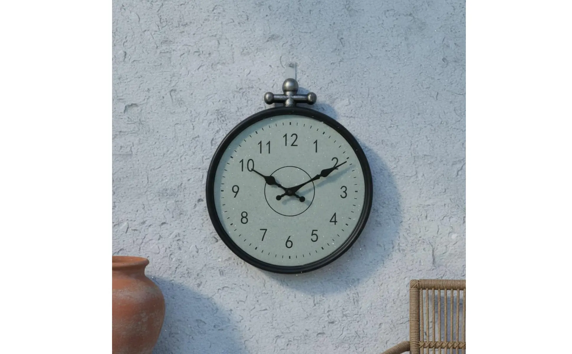 Reloj instalado bajo alero protegido