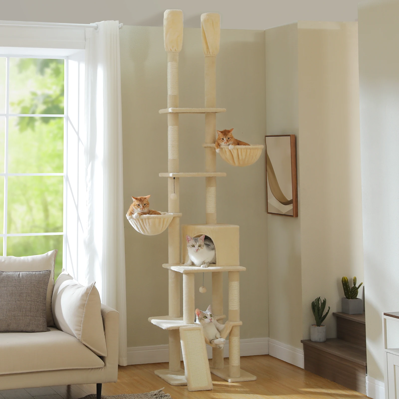 Árbol para gatos de cactus en sala