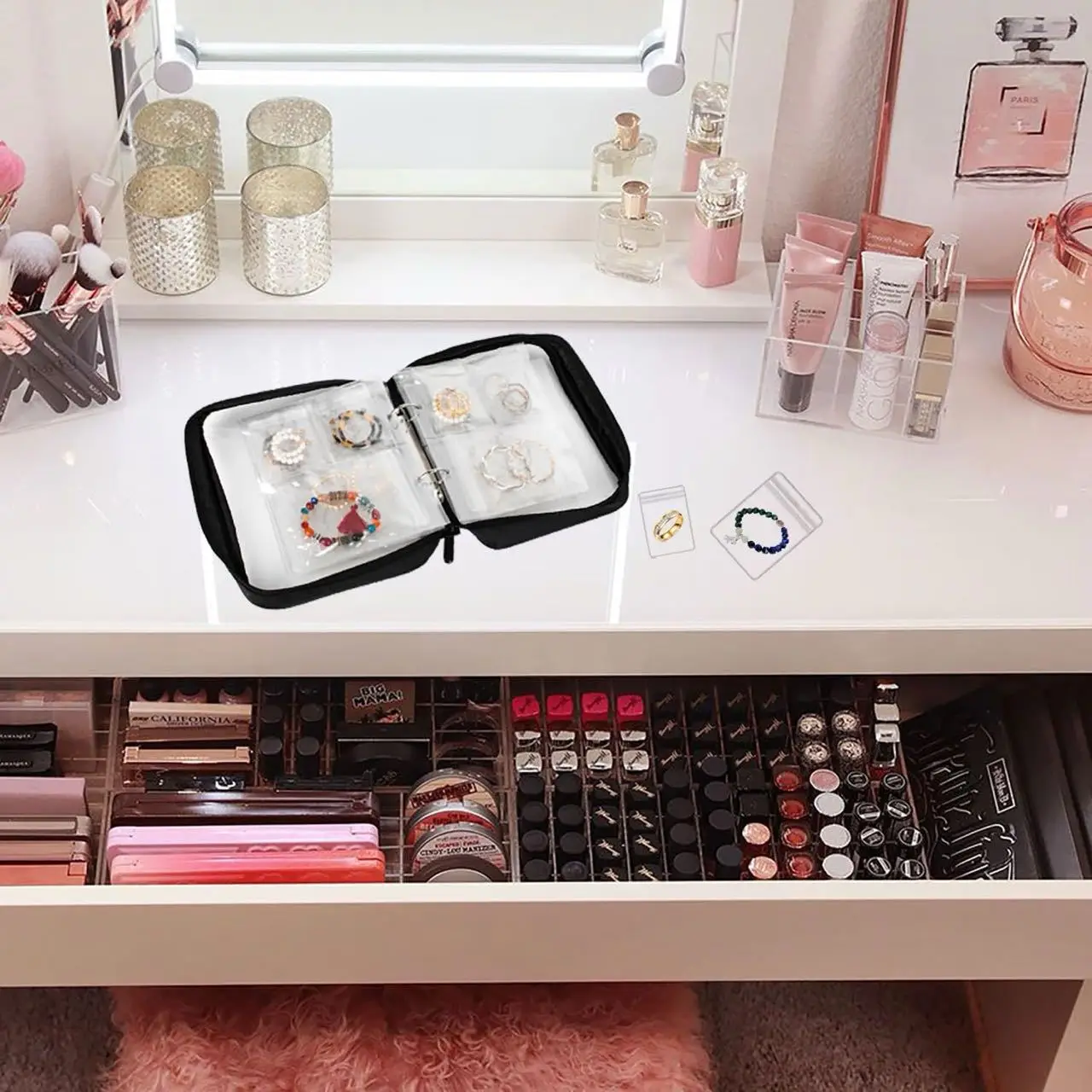 Interior del organizador con compartimentos especializados