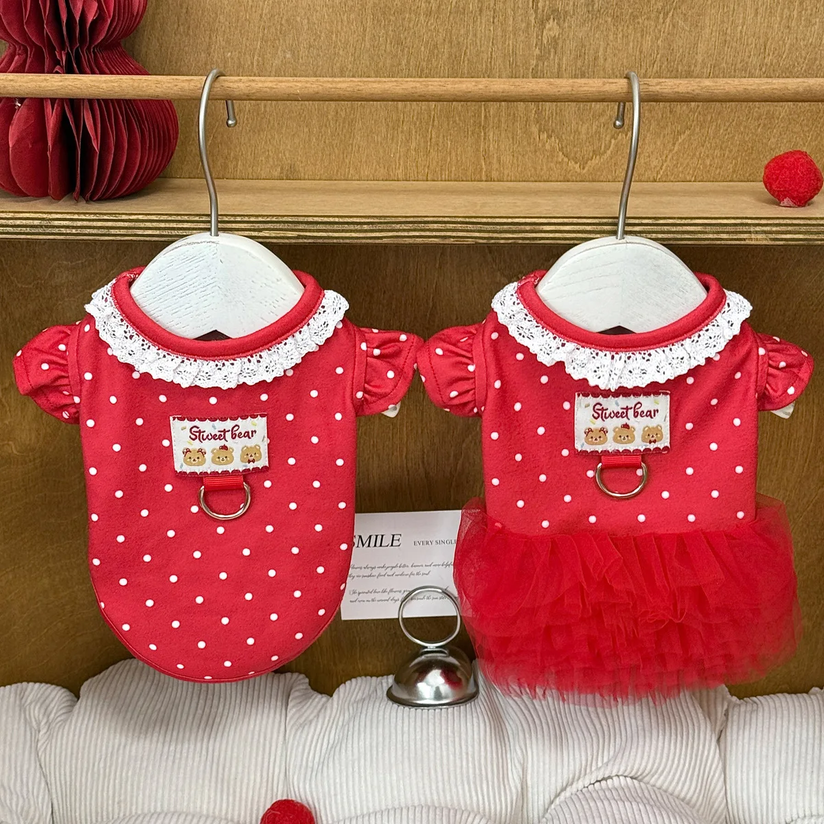 Camiseta interior para mascotas con puntos rojos