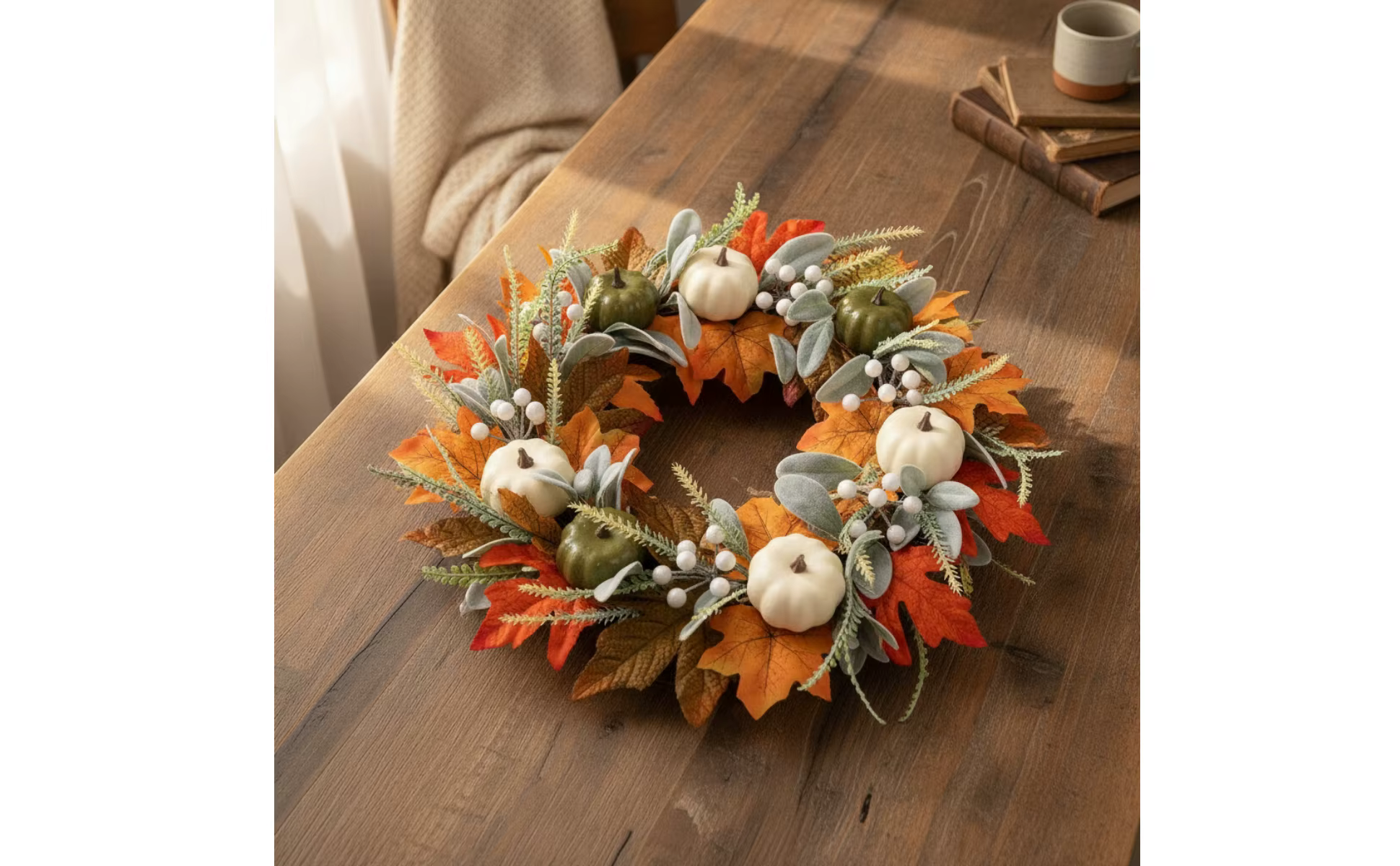 Detalle de calabazas blancas y hojas otoñales