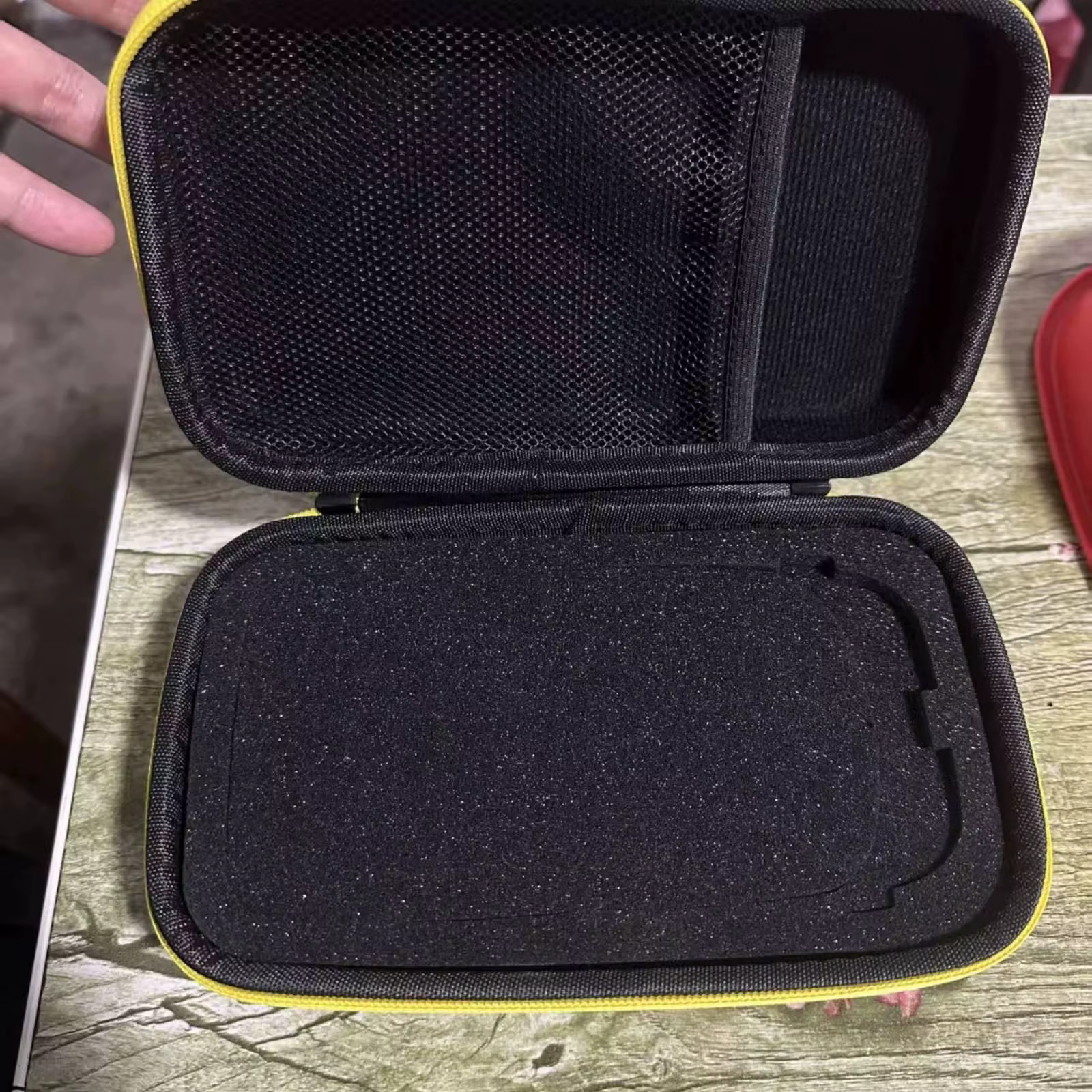 Estuche cerrado mostrando su tamaño compacto y asa de transporte