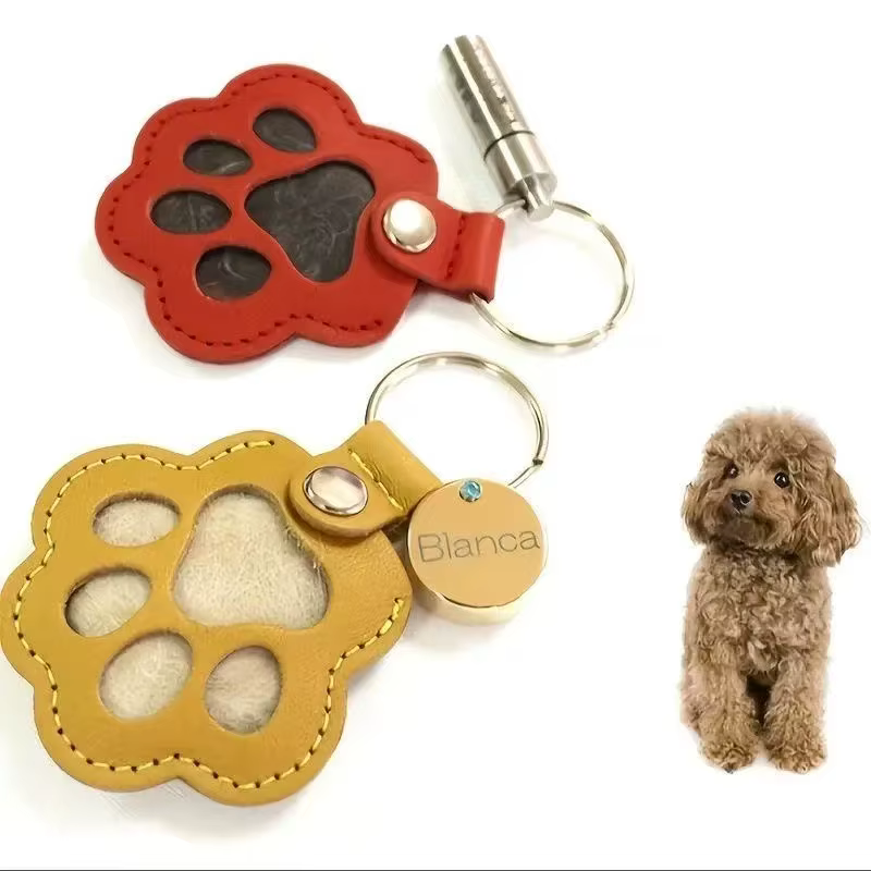 Llavero de cuero con huella de mascota detalle