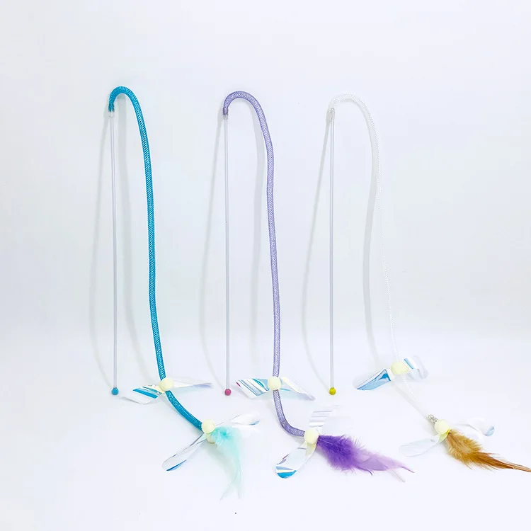 Plumas y mariposa en juego