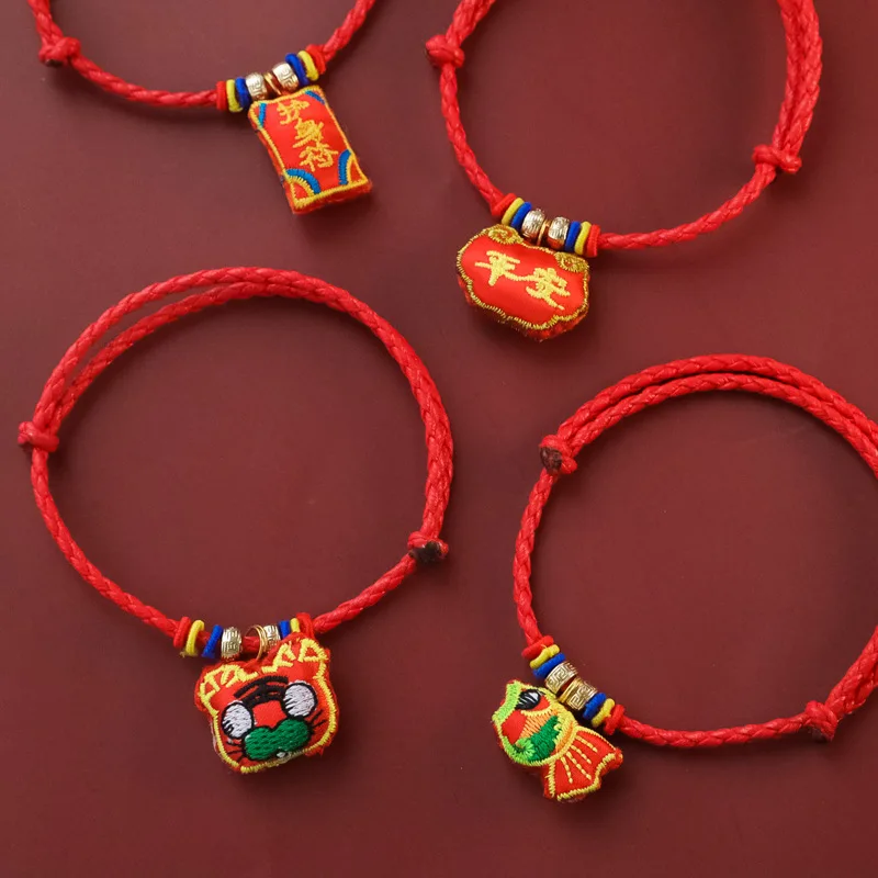 Detalle del amuleto de paz y figuras de tigre y pez koi