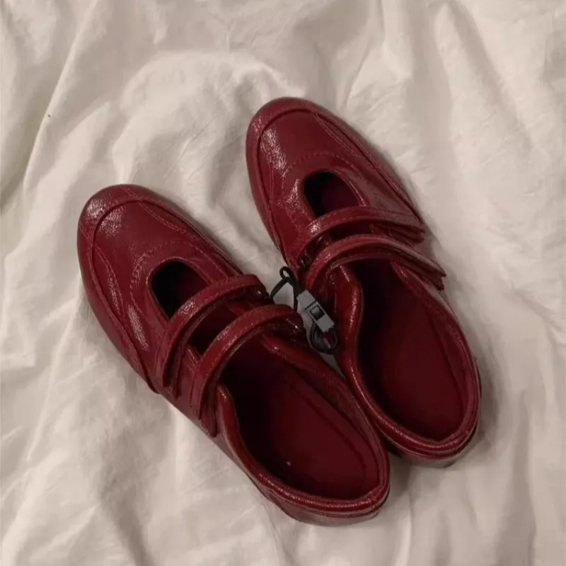 Boca poco profunda de las zapatillas TULX