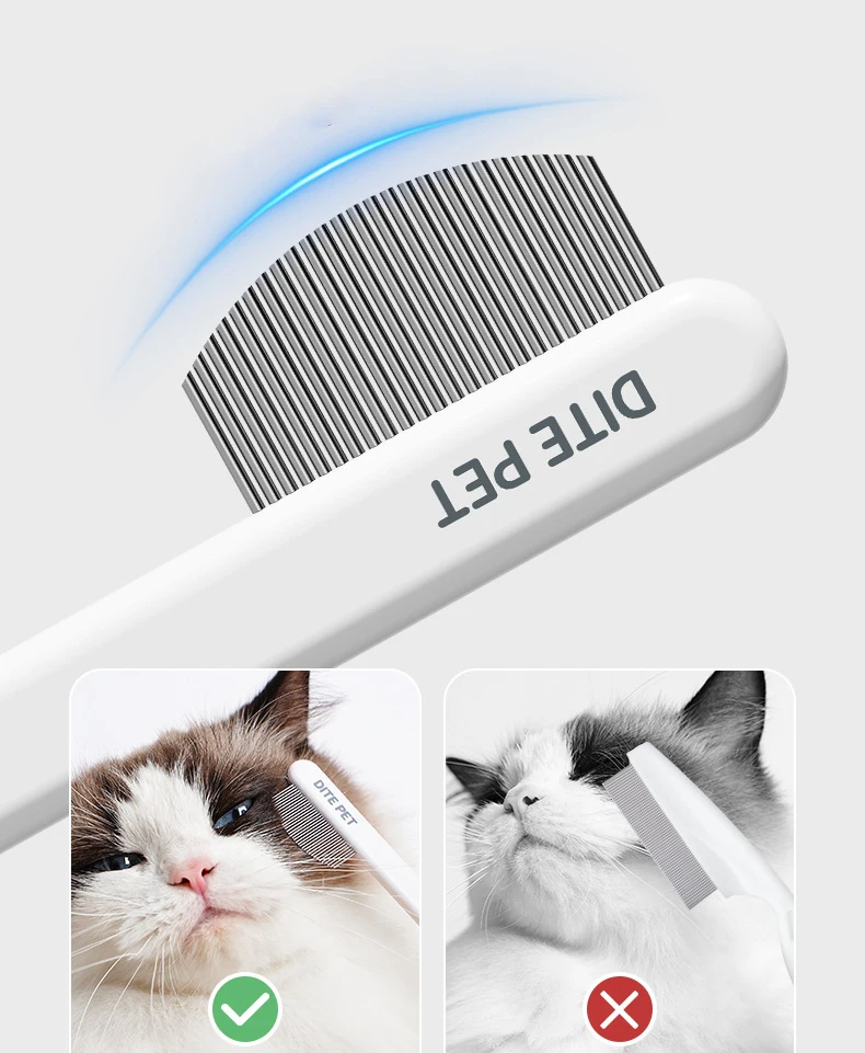 Gato siendo cepillado con el peine