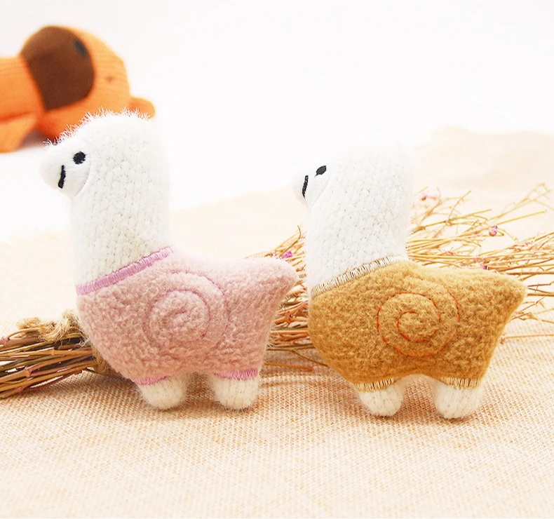 Juguete de peluche alpaca con hierba gatera