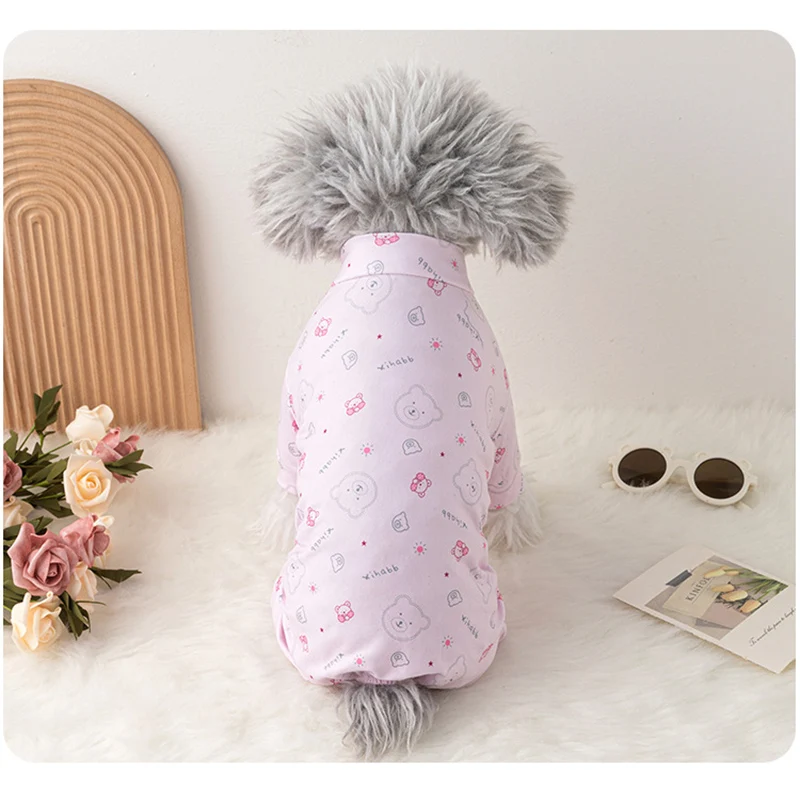 Pijama para mascota descansando