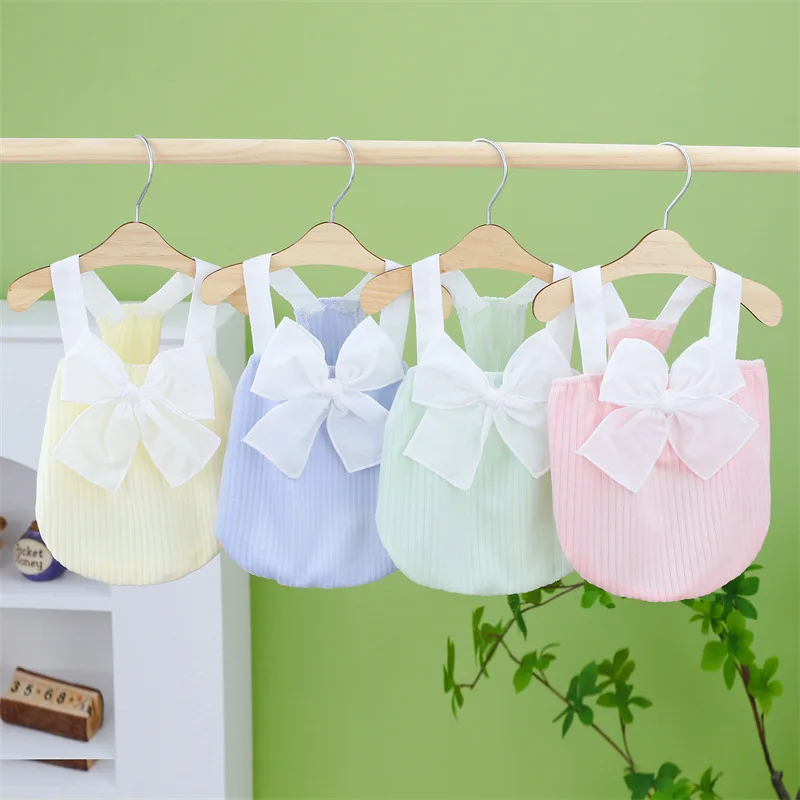 Detalle del lazo en el vestido para cachorro