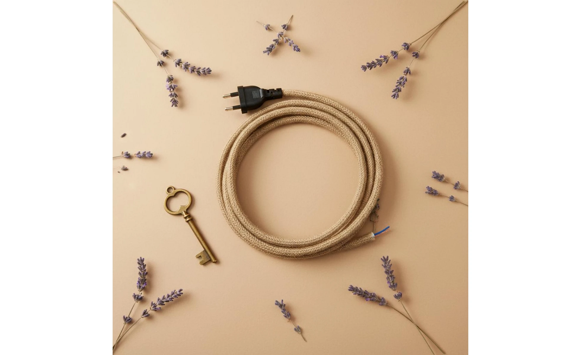 Cable trenzado rústico marrón/beige con terminación de enchufe europeo