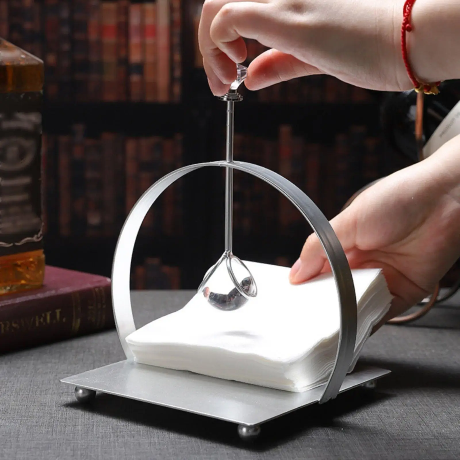 Vista completa del porta servilletas decorativo curvo sobre una superficie de mesa