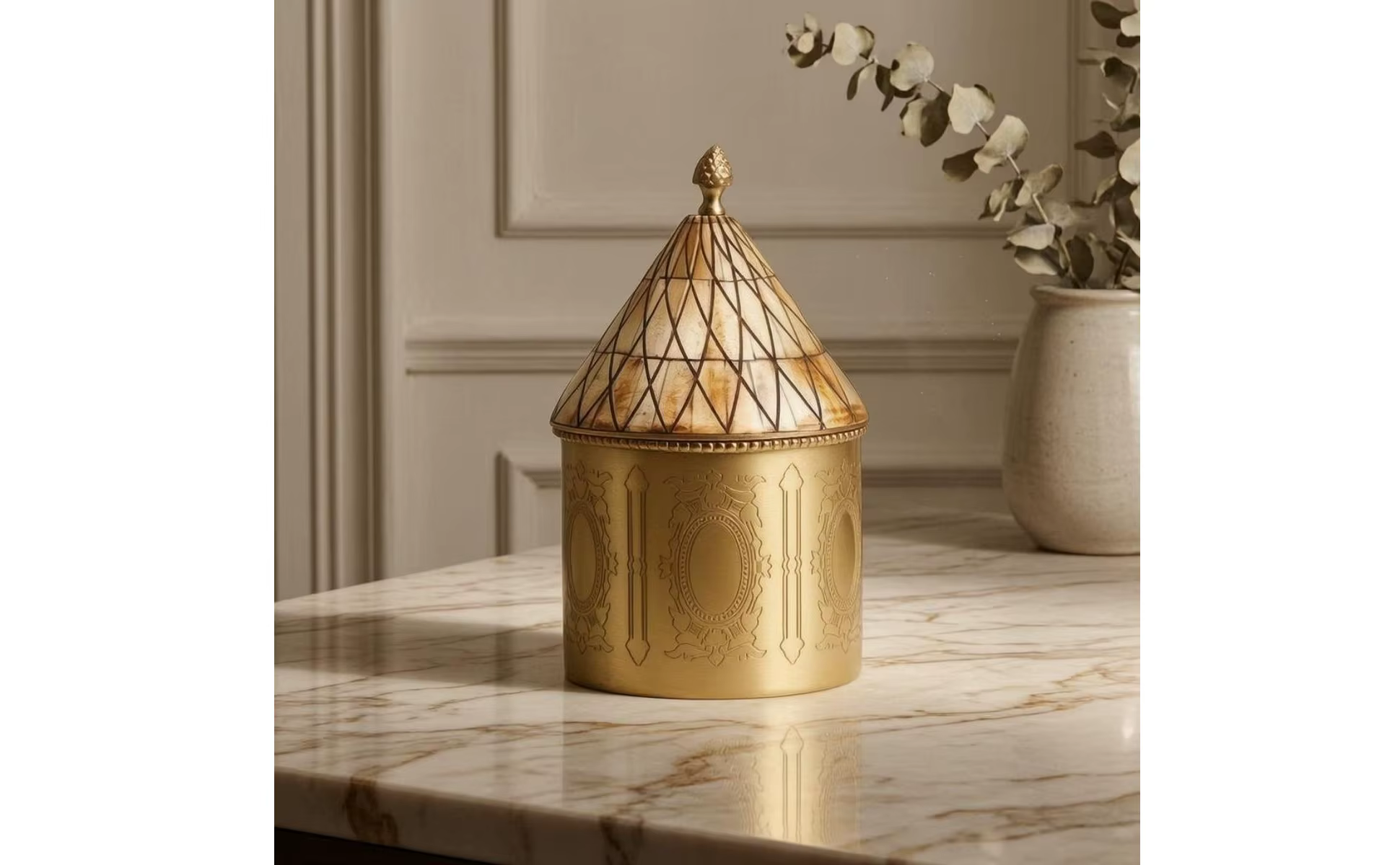 Recipiente de latón ornamentado dorado con tapa y pomo