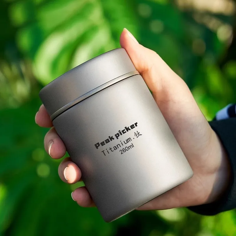 Detalle de la textura mate y cierre hermético