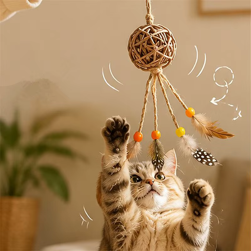 Pelota interactiva para gatos con plumas y cuerda de sisal