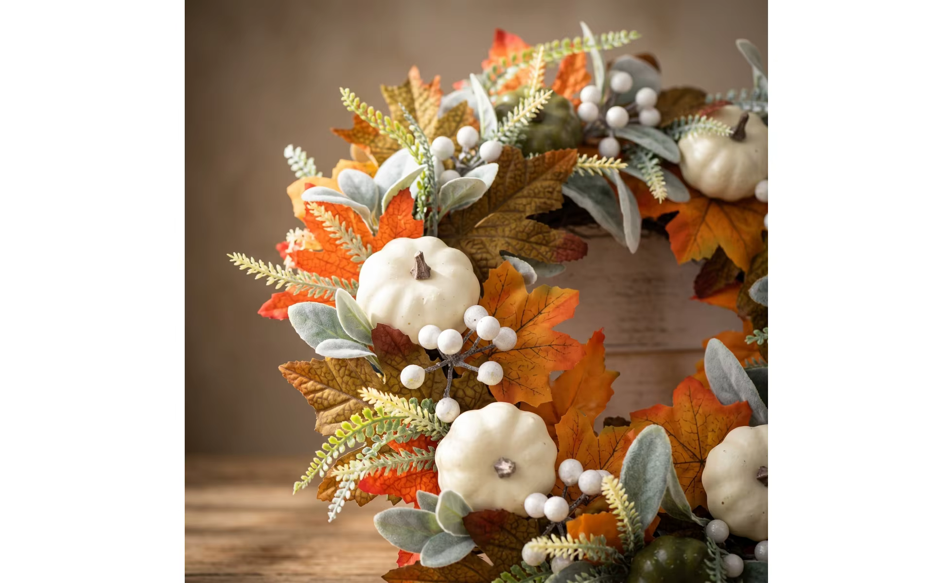Vista completa de la corona de otoño con calabazas blancas