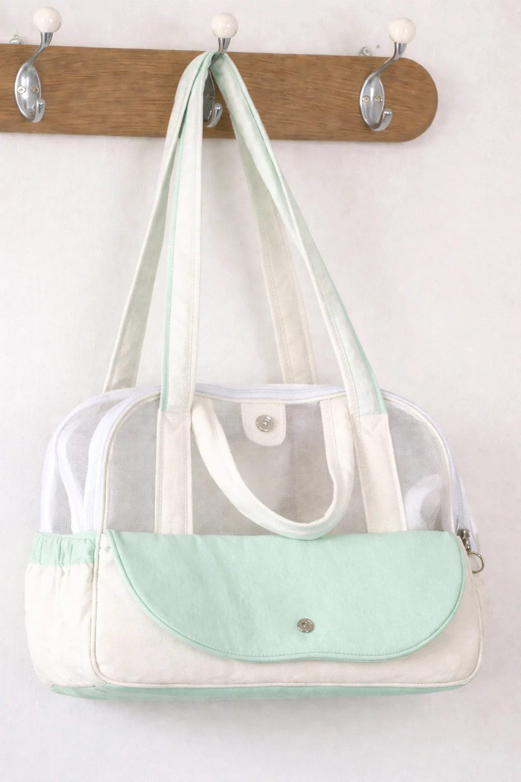 Bolsa transportina con cierre seguro y diseño compacto