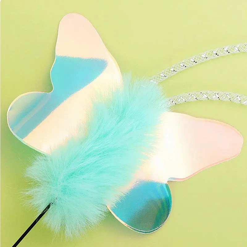 Varita de plumas para gatos en uso diario