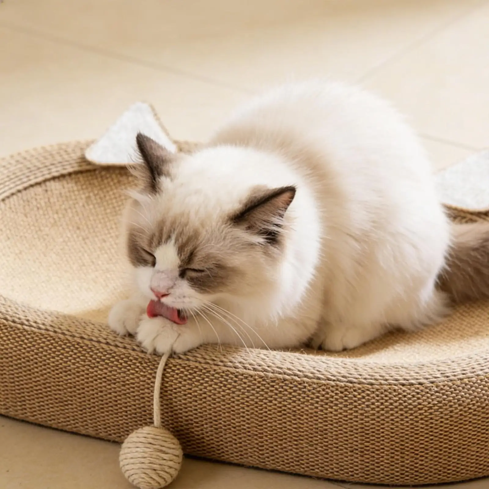 Cama rascadora ovalada de sisal con pelota integrada