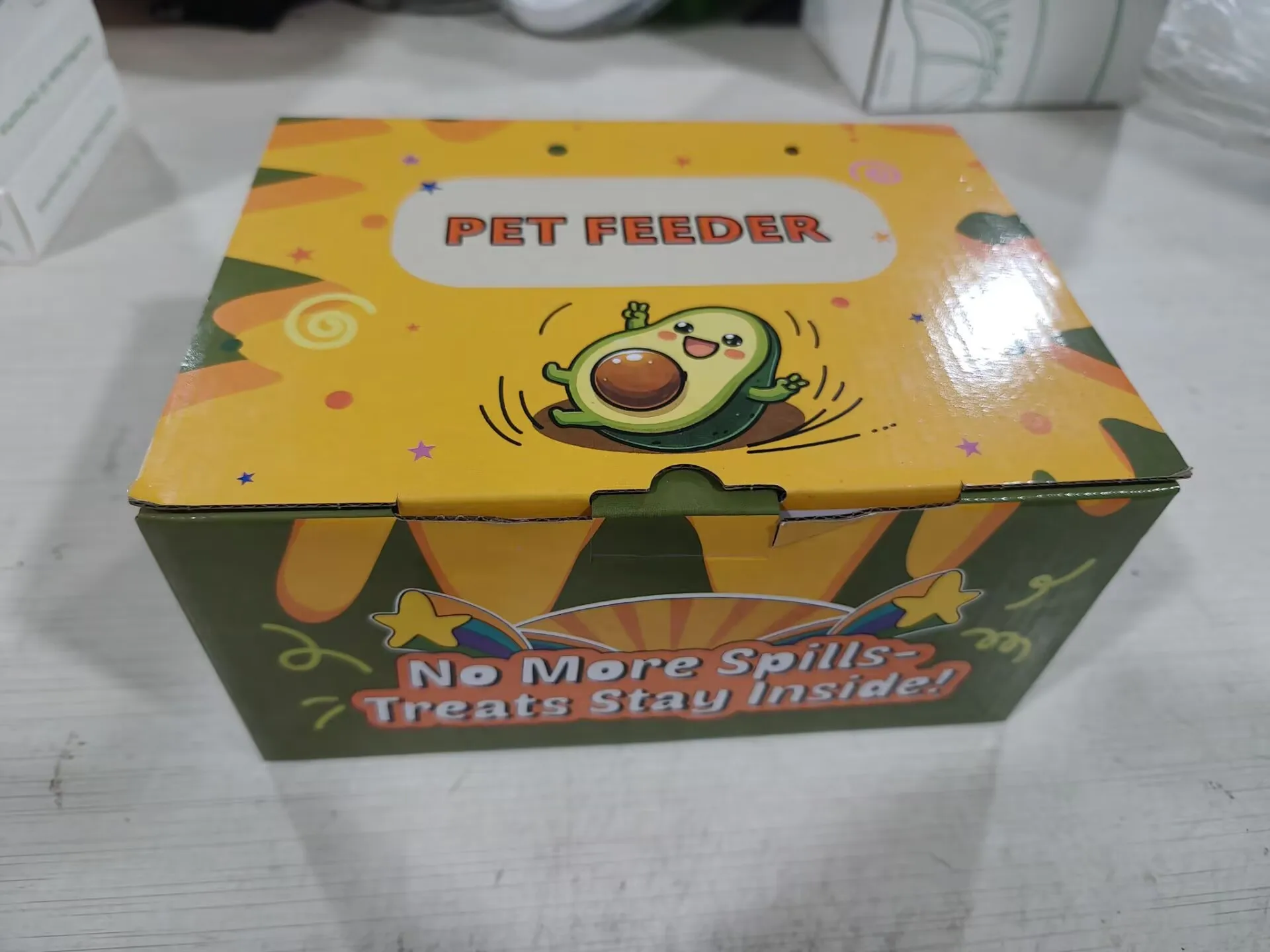 Tazón de aguacate junto a otros accesorios para mascotas