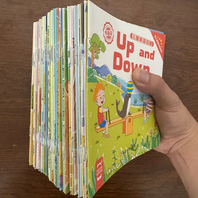 Niños explorando libros bilingües