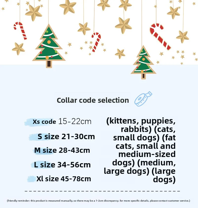 Gato de pelo largo luciendo el collar navideño en interior