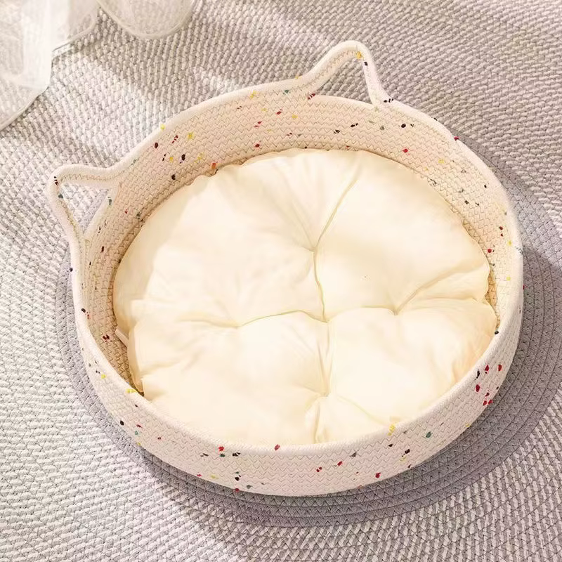 Casa para gatos con estructura de mimbre OUZEY