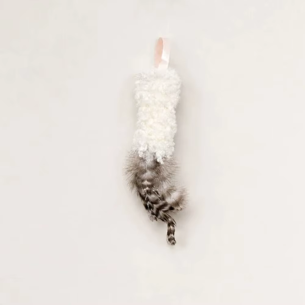 Detalle del juguete de plumas de lana