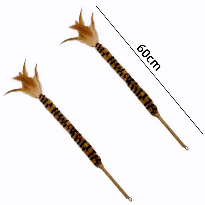 Detalle de plumas, cuerda y campana