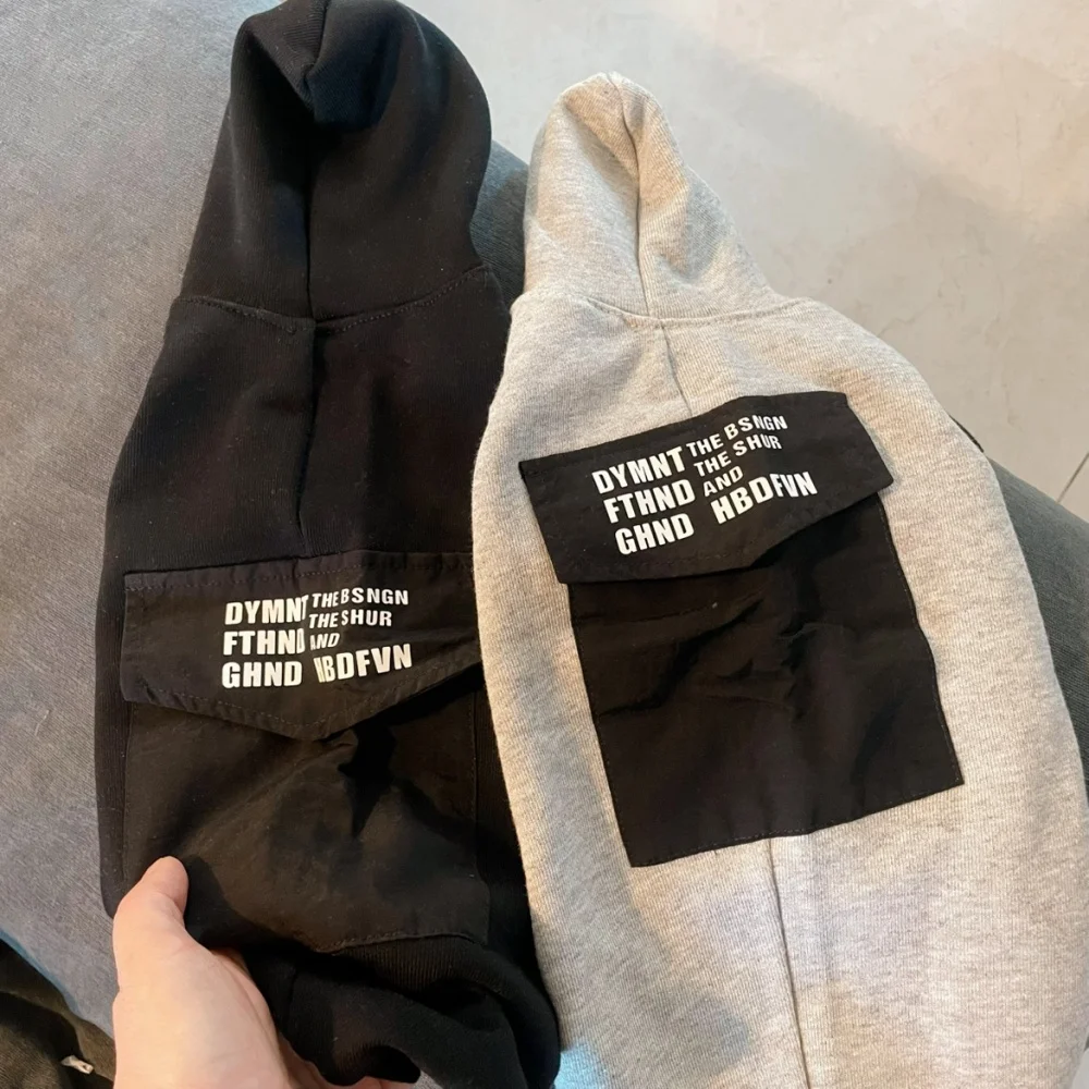 Detalle del bolsillo trasero de la sudadera