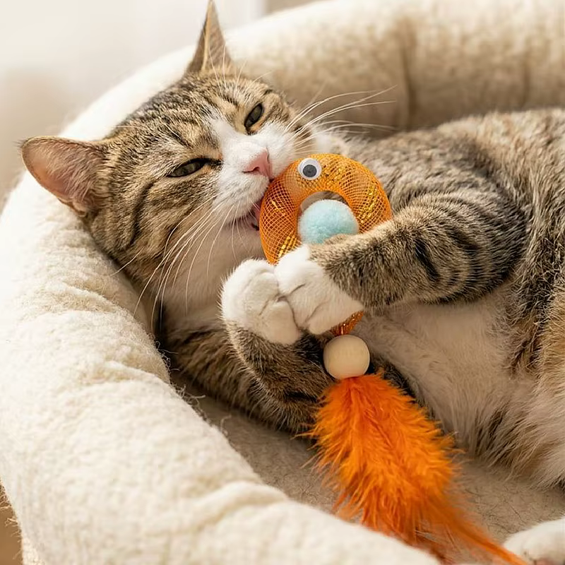 Juguete pez con plumas y campana para gatos – Interactivo y afila garras - imagen 3