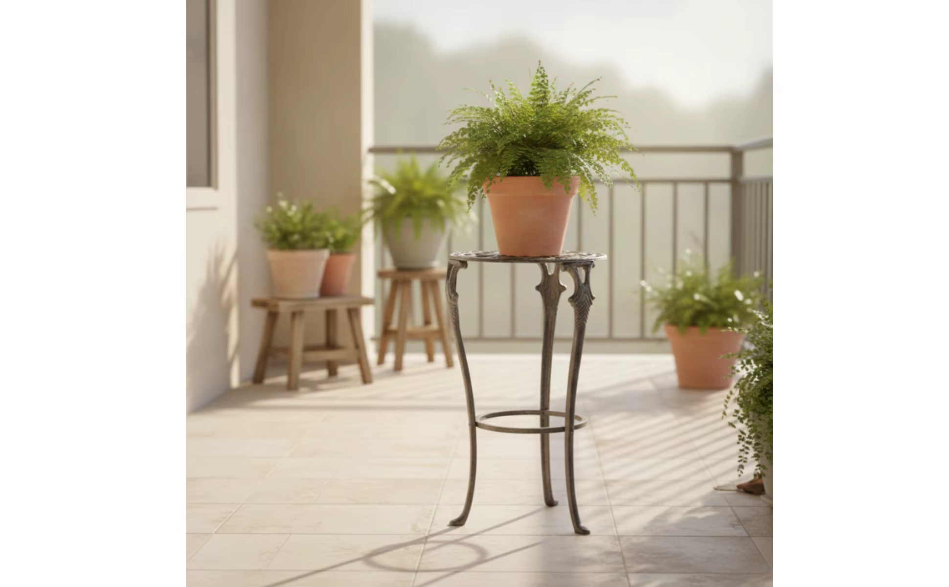 Soporte redondo para macetas en entorno de jardín