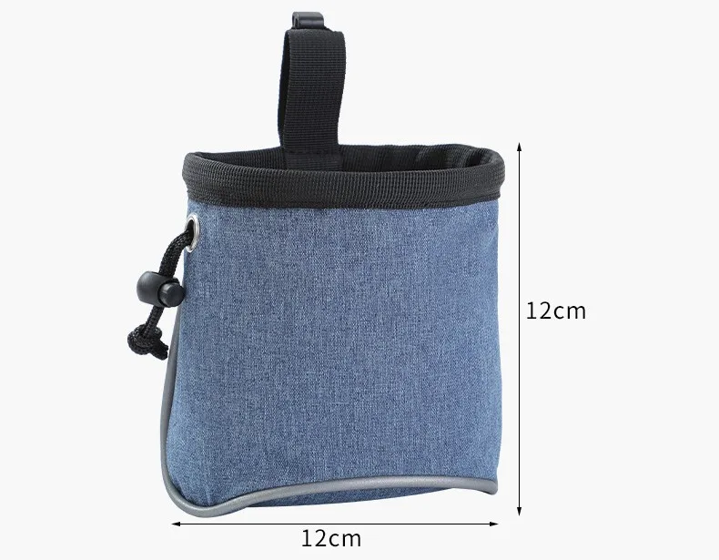 Dispensador de bolsas para perros en uso