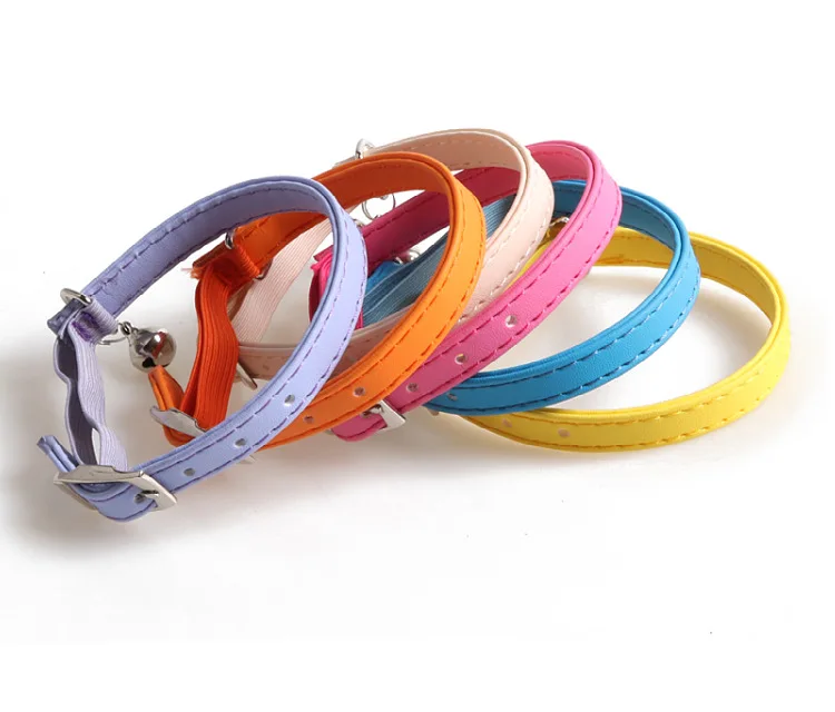 Collar de PU con campana para mascotas