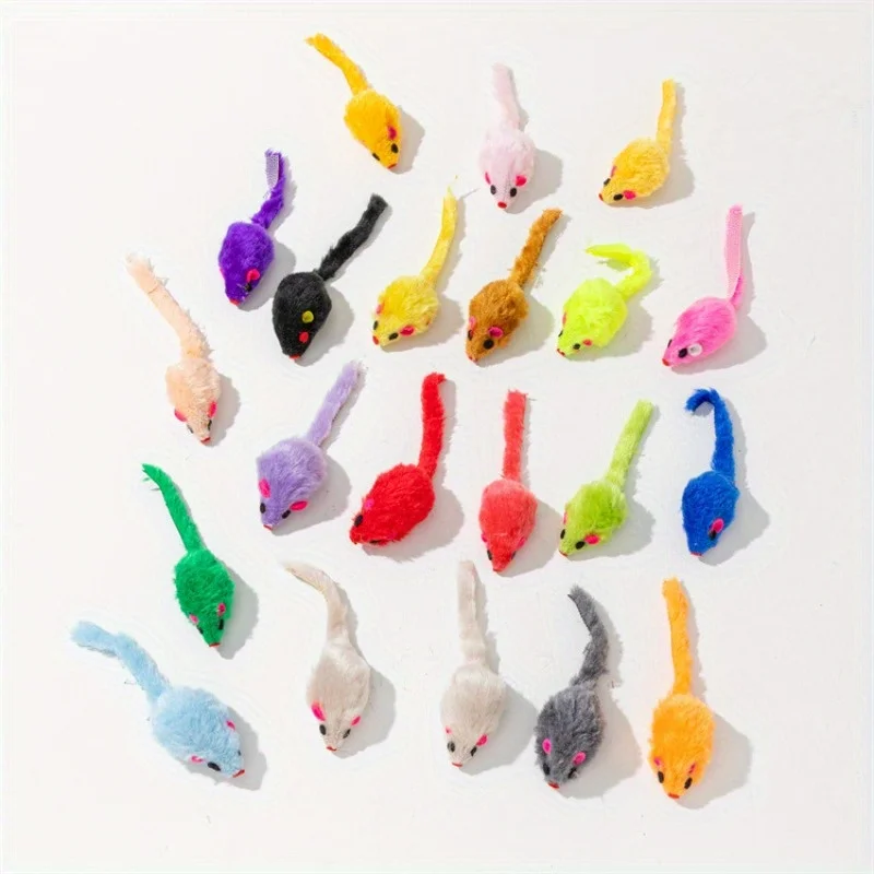 Ratón de peluche gris con detalles bordados