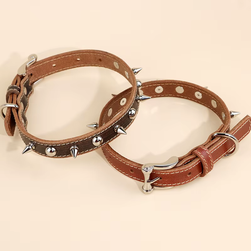 Collar de cuero para perro con púas antipinzamiento ajustable - imagen 4